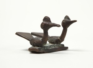 Akan artist, Ghana or Côte d’Ivoire: Gold-weight (abrammuo): two birds, 18th–20th century. 
