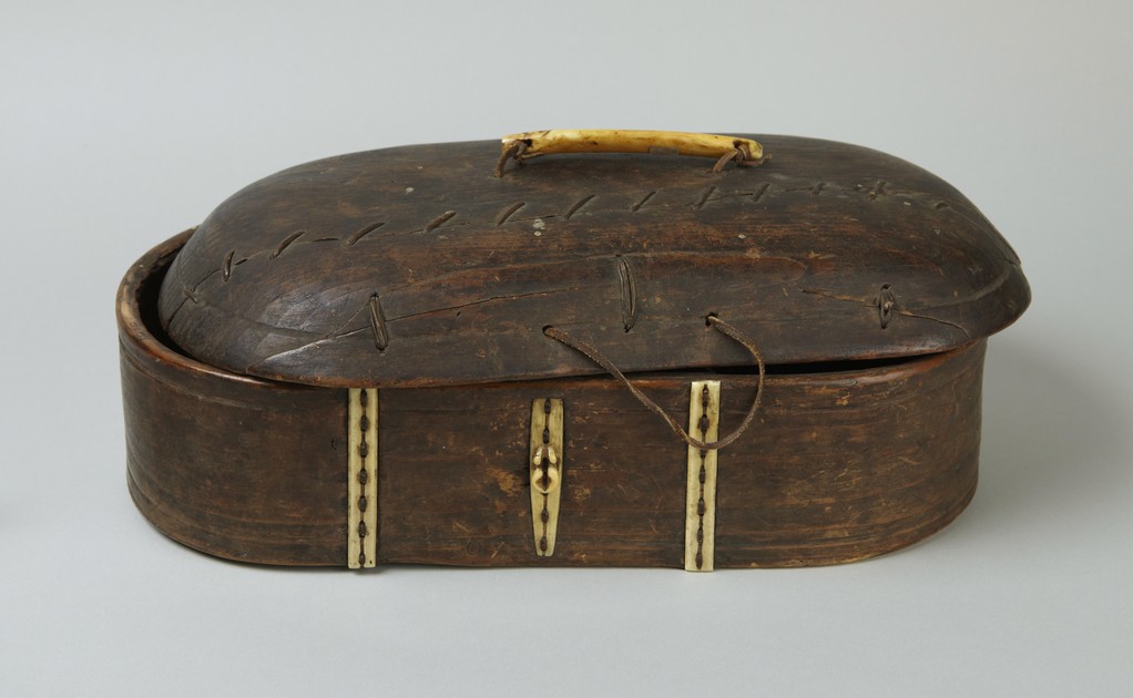 Man's box with mounts and handle in the form of a seal (1997-377 a-b)