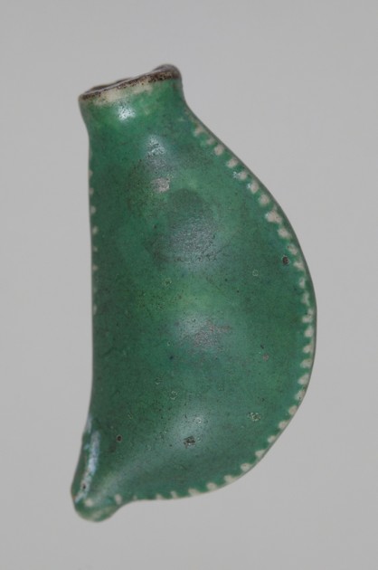 A couple of porcelain snuff bottles molded as pea pods (y1936-1043.1)