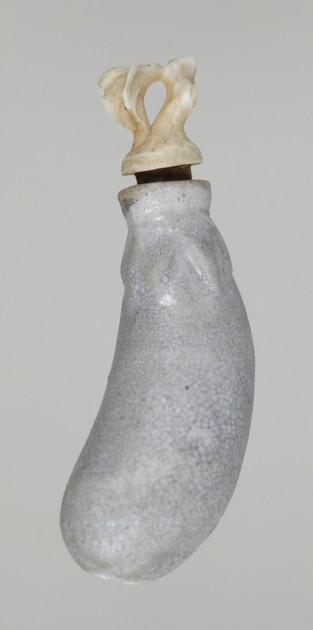 White crackle-glazed porcelain snuff bottle of aubergine shape (y1936-832)