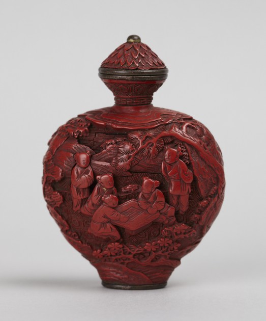 Cinnabar lacquer snuff bottle carved with boys at play (y1936-816)