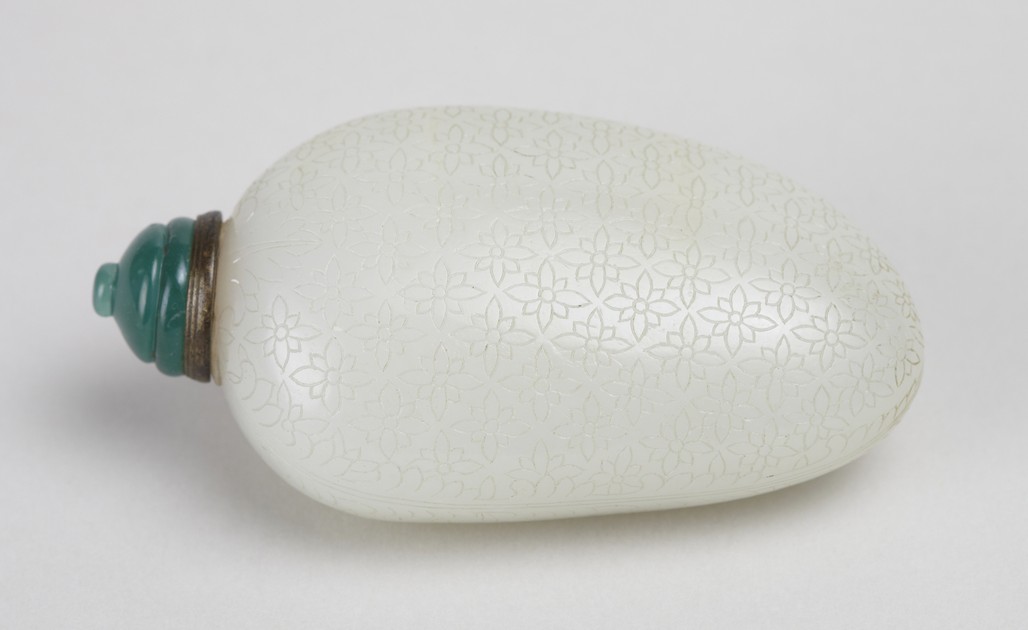 Nephrite snuff bottle incised with floral pattern (y1936-565)