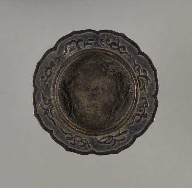 bronze dish w/ decorative edge (ui.2014.8213)