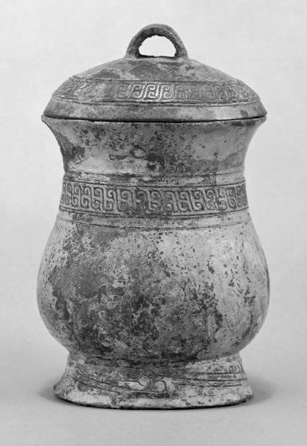 Small covered vase (zhi 觶) (y1991-32 a-b)